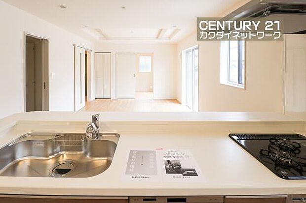 お食事の準備をしながら家族との会話が楽しめる対面キッチン。