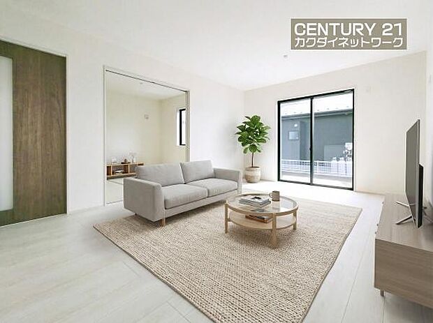 窓から差し込む陽光がリビングでくつろぐ家族を暖かく包み込みます。※家具はイメージです。