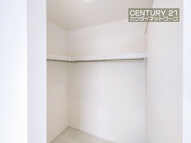 あると便利なウォークインクローゼット。季節や用途に分けてお使いいただけます。洋服をたくさんお持ちでも、しっかりと収納していただけます。バッグや帽子などの小物も収納できます。