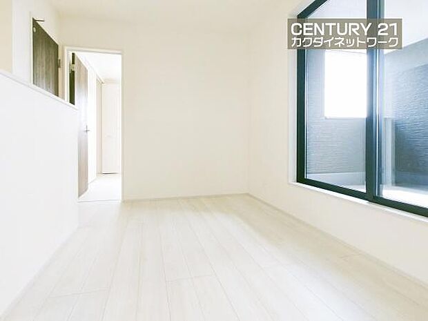 広々としたホールに暖かい陽が差し込みます。洗濯物を干したりひなたぼっこをしたり自由にお使いいただけます。