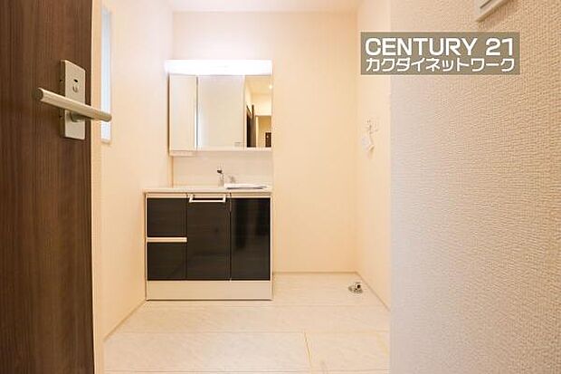 忙しい朝でも収納豊富な洗面台で効率良く身支度ができます。