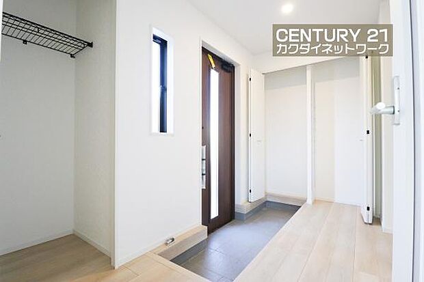 靴以外にも傘やコートを収納する事ができ、玄関をきれいにお使いいただけます。