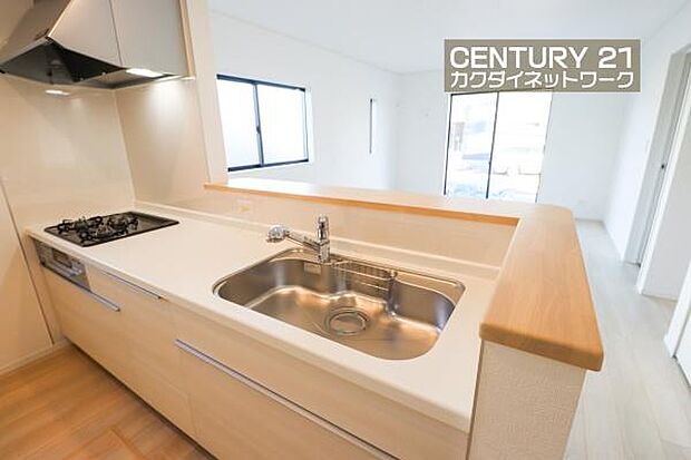 お食事の準備をしながら家族との会話が楽しめる対面キッチン。