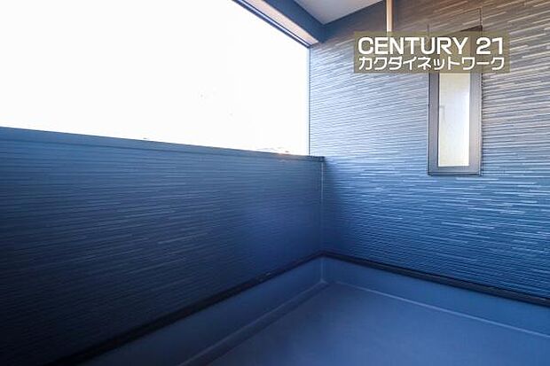 屋根付きのバルコニーで急な雨で洗濯物が濡れてしまう心配もありません。