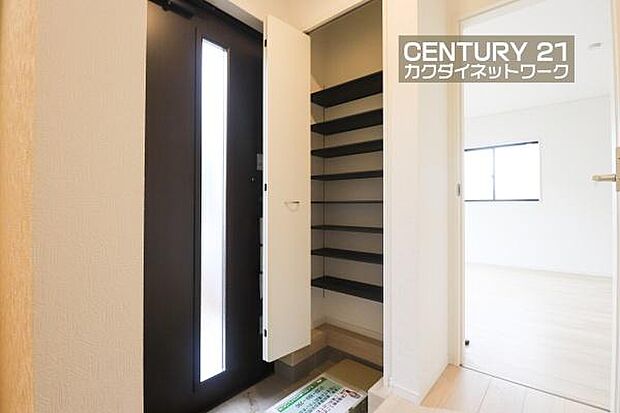 高さ調整できる可動棚完備。靴以外にも傘やコートを収納する事ができ、玄関をきれいにお使いいただけます。