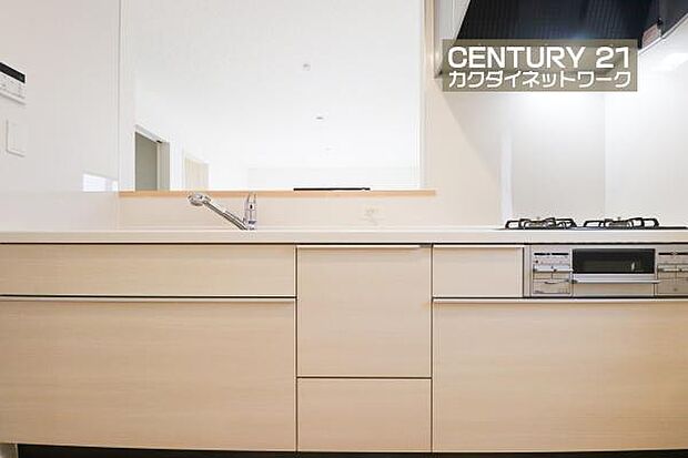 収納豊富なキッチンで、料理道具もきれいに収納。