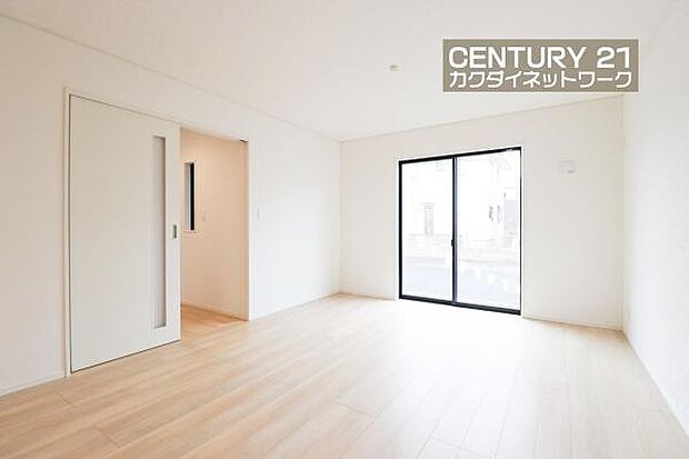 窓から差し込む陽光がリビングでくつろぐ家族を暖かく包み込みます。