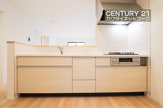 収納豊富なキッチンで、料理道具もきれいに収納。