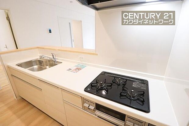 お食事の準備をしながら家族との会話が楽しめる対面キッチン。