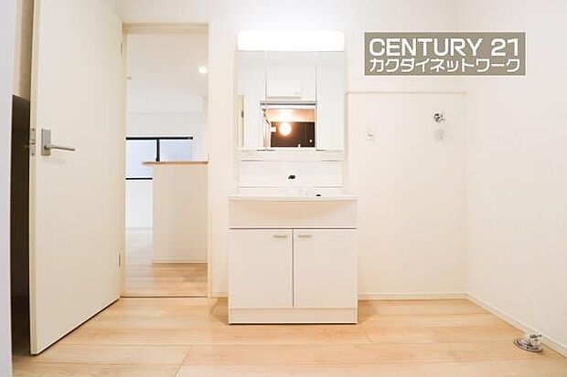 忙しい朝でも収納豊富な洗面台で効率良く身支度ができます。