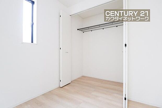 洋服や本を収納できるので、お部屋をすっきり広々と使うことができます。