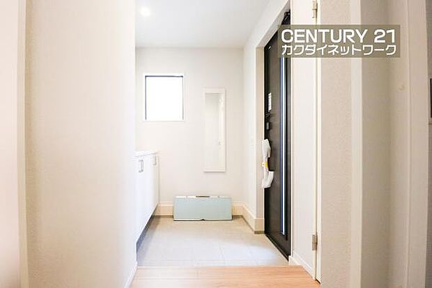 明るい陽射しが差し込む玄関で家族やお客様をお出迎え!