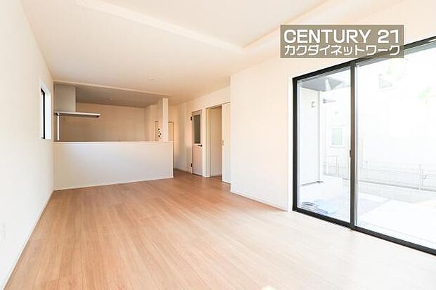 窓から差し込む陽光がリビングでくつろぐ家族を暖かく包み込みます。