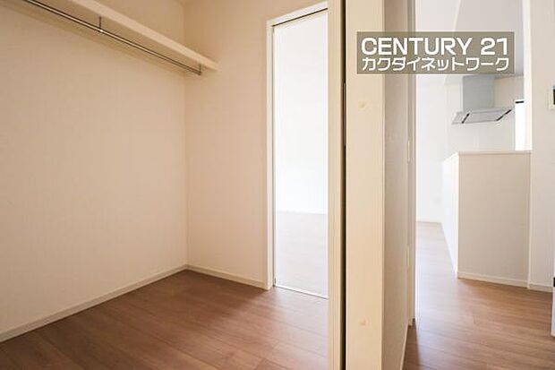 ファミリークローク。季節や用途に分けてお使いいただけます。洋服をたくさんお持ちでも、しっかりと収納していただけます。