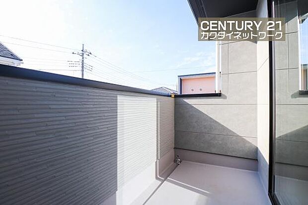 多くの陽光が降り注ぎ、室内に陽だまりを生み出してくれます。