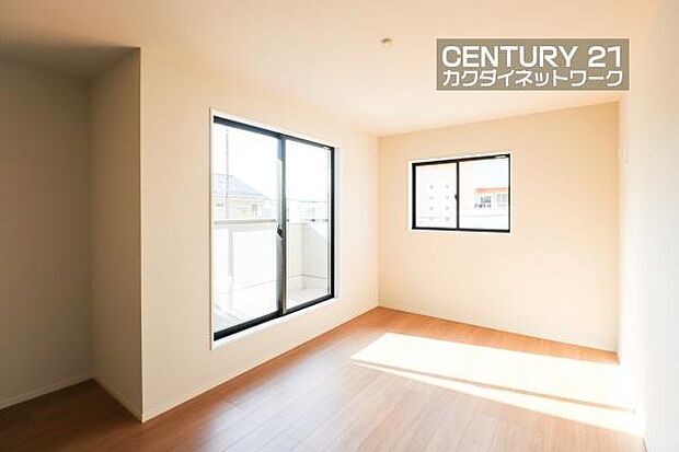 窓から注がれる陽光で明るい空間。