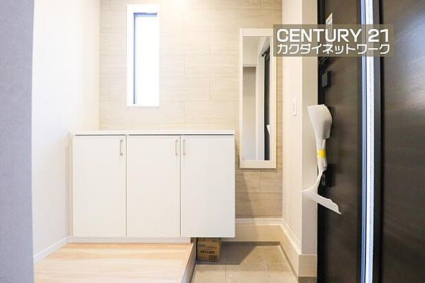 明るい陽射しが差し込む玄関で家族やお客様をお出迎え!