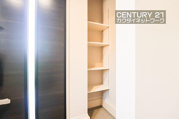 高さ調整できる可動棚完備。靴以外にも傘やコートを収納する事ができ、玄関をきれいにお使いいただけます。