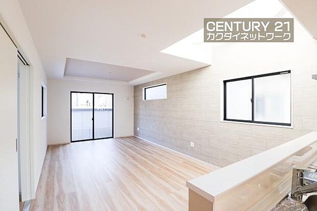 窓から差し込む陽光がリビングでくつろぐ家族を暖かく包み込みます。