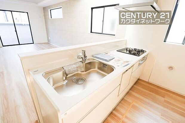 お食事の準備をしながら家族との会話が楽しめる対面キッチン。