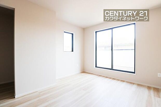 窓から注がれる陽光で明るい空間。広々としたプライベート空間で自分の時間を楽しめます。