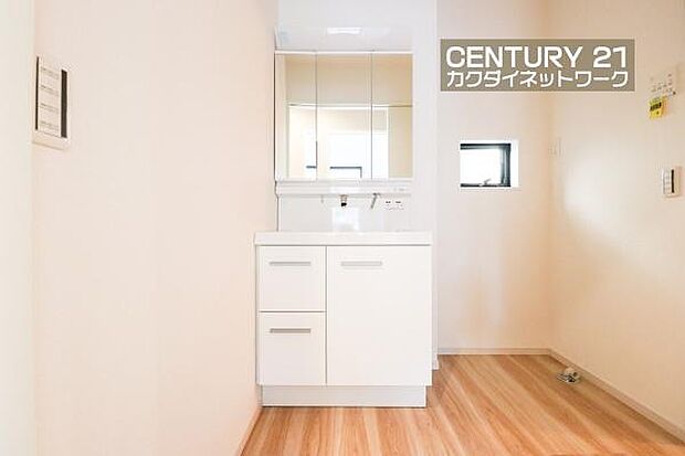 忙しい朝でも収納豊富な洗面台で効率良く身支度ができます。