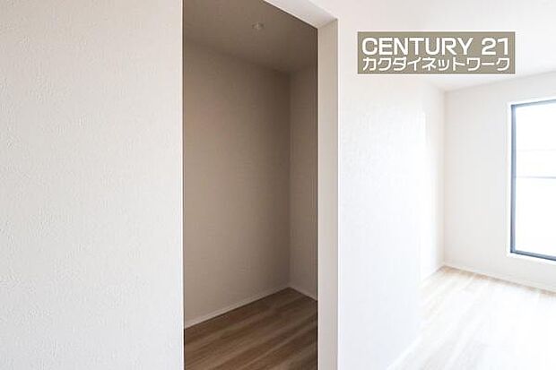 あると便利なウォークインクローゼット。季節や用途に分けてお使いいただけます。洋服をたくさんお持ちでも、しっかりと収納していただけます。バッグや帽子などの小物も収納できます。