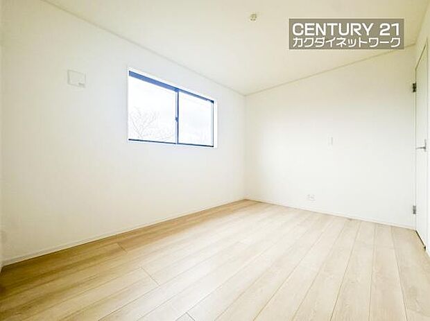 温もり溢れるカラーの床材が見事に調和した本邸宅。