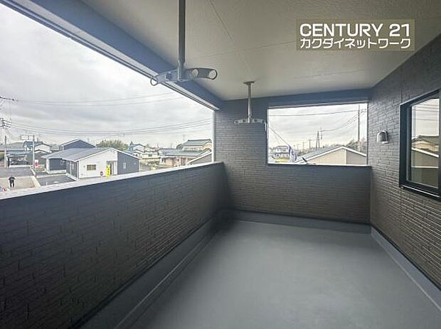 屋根付きのバルコニーで急な雨で洗濯物が濡れてしまう心配もありません。