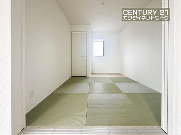 LDKに隣接しているのでお子様を遊ばせたりお昼寝させたりしながら家事を行えます。