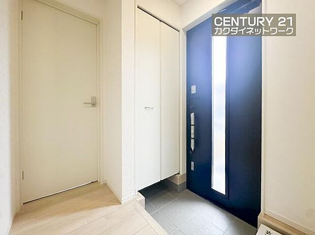 高さ調整できる可動棚完備。靴以外にも傘やコートを収納する事ができ、玄関をきれいにお使いいただけます。