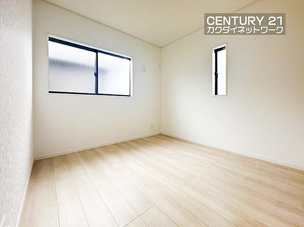 温もり溢れるカラーの床材が見事に調和した本邸宅。