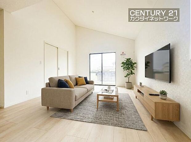 窓から差し込む陽光がリビングでくつろぐ家族を暖かく包み込みます。※家具はイメージです。