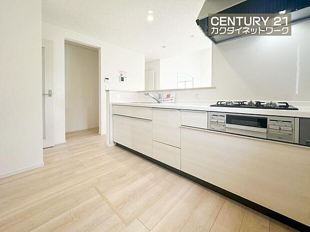 お食事の準備をしながら家族との会話が楽しめる対面キッチン。