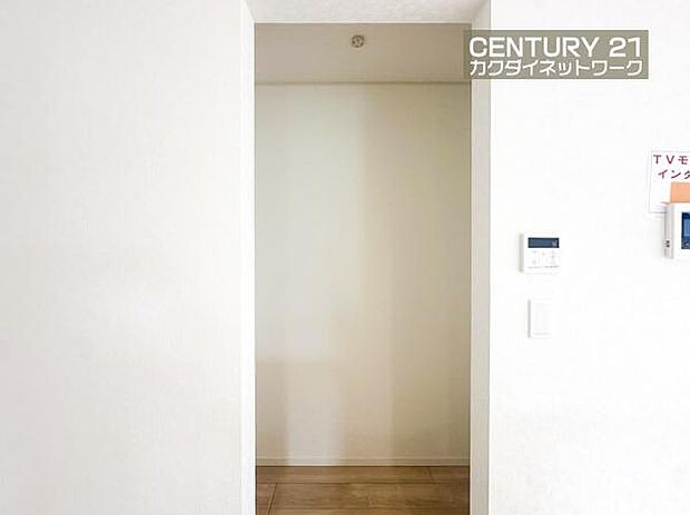 キッチン横に収納がありお菓子や食材・非常食などを収納できます。普段使わない調理道具等もしまっておけるのでとても便利です。