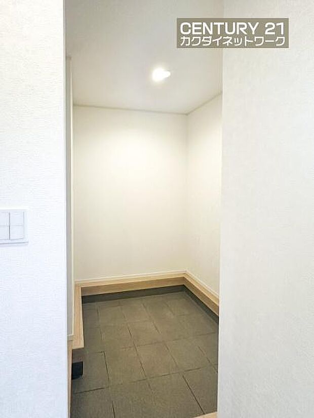 玄関には土間収納がございます。靴以外にも傘や外で使用する道具などを収納する事ができ、玄関をきれいにお使いいただけます。