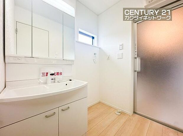 忙しい朝でも収納豊富な洗面台で効率良く身支度ができます。