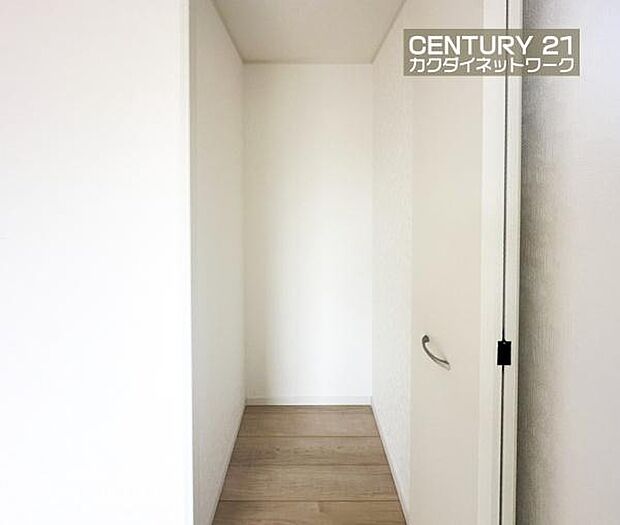 リビング収納。居住スペースを削ることなく収納を確保。生活感が出てしまうような日用品などを収納すれば人目に付かずに収納できます。