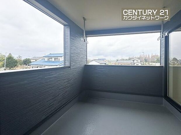 屋根付きのバルコニーで急な雨で洗濯物が濡れてしまう心配もありません。