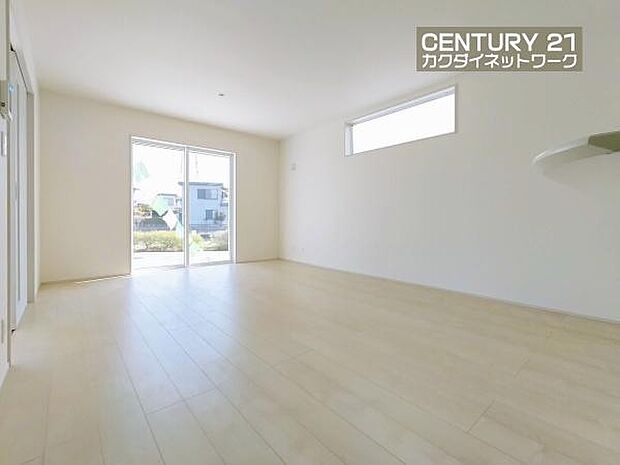 窓から差し込む陽光がリビングでくつろぐ家族を暖かく包み込みます。