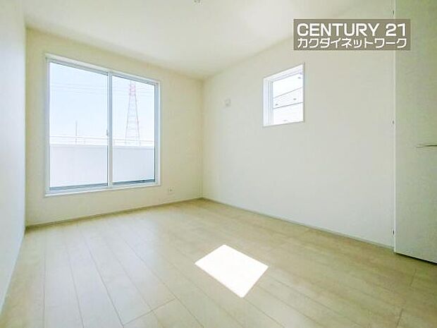 温もり溢れるカラーの床材が見事に調和した本邸宅。