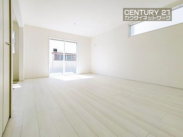 窓から差し込む陽光がリビングでくつろぐ家族を暖かく包み込みます。