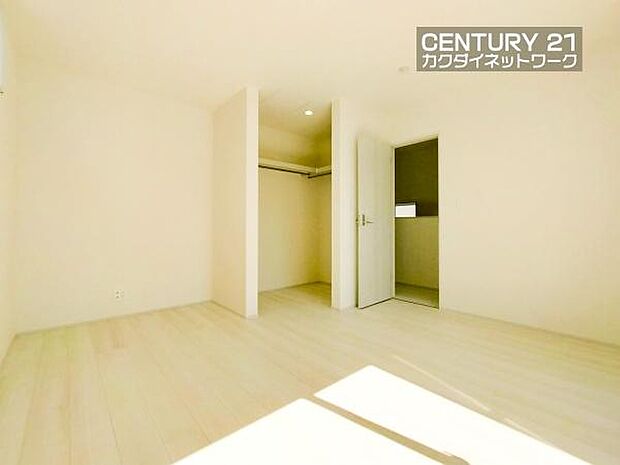 あると便利なウォークインクローゼット。季節や用途に分けてお使いいただけます。洋服をたくさんお持ちでも、しっかりと収納していただけます。バッグや帽子などの小物も収納できます。