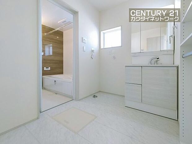 忙しい朝でも収納豊富な洗面台で効率良く身支度ができます。