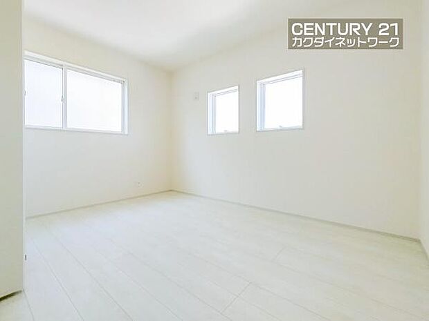 窓から注がれる陽光で明るい空間。