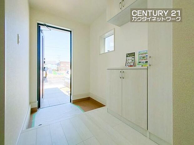 明るい陽射しが差し込む玄関で家族やお客様をお出迎え!