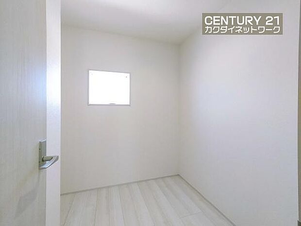 ストレージルームがあり、クローゼットに入りきらなくなった物をしまっておいたり趣味部屋にも使えます。