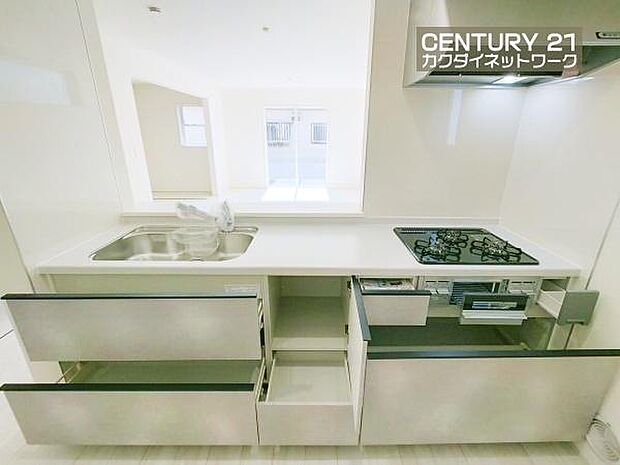 収納豊富なキッチンで、料理道具もきれいに収納。