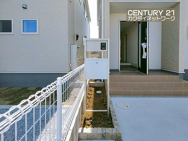 外観に合わせたオシャレなポストユニット。