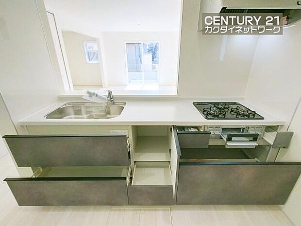 収納豊富なキッチンで、料理道具もきれいに収納。